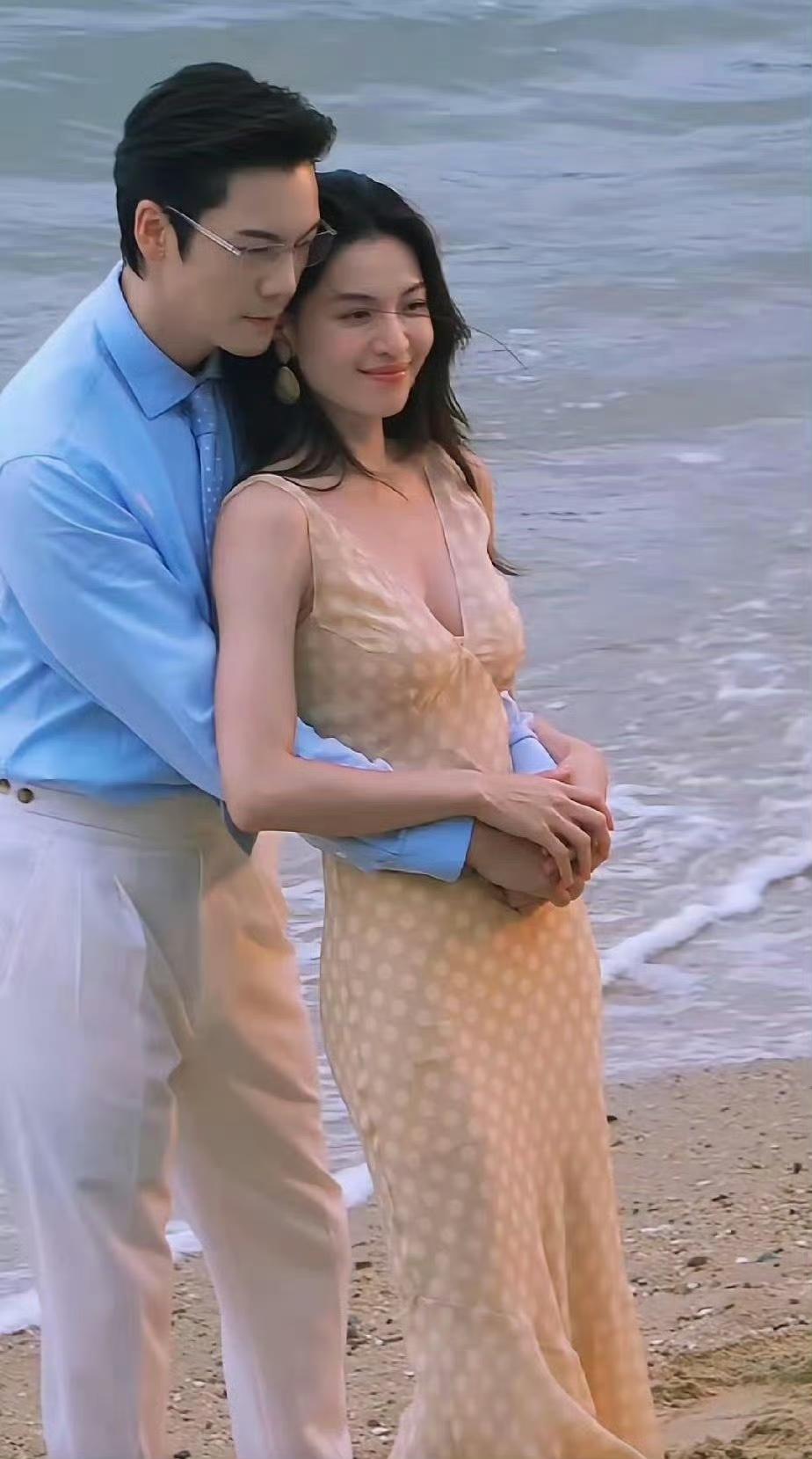 演员真是高危职业，面对诱惑，谁能一直稳住？时间一长，难免擦出火花。