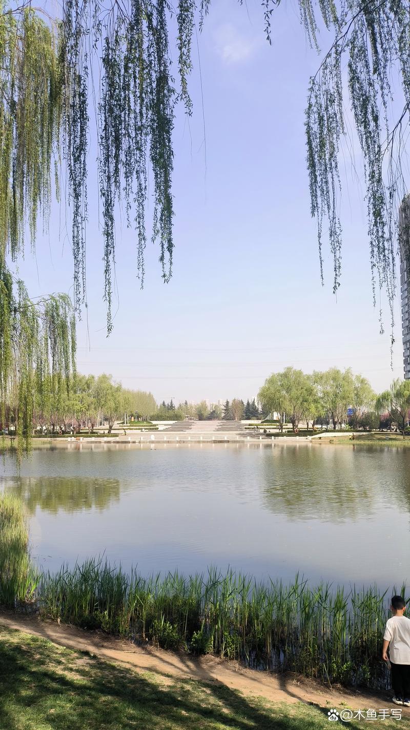 4.8热点速览
1、美股三大指数收盘涨跌不一，科技股涨跌互现，博通涨超6%，英特