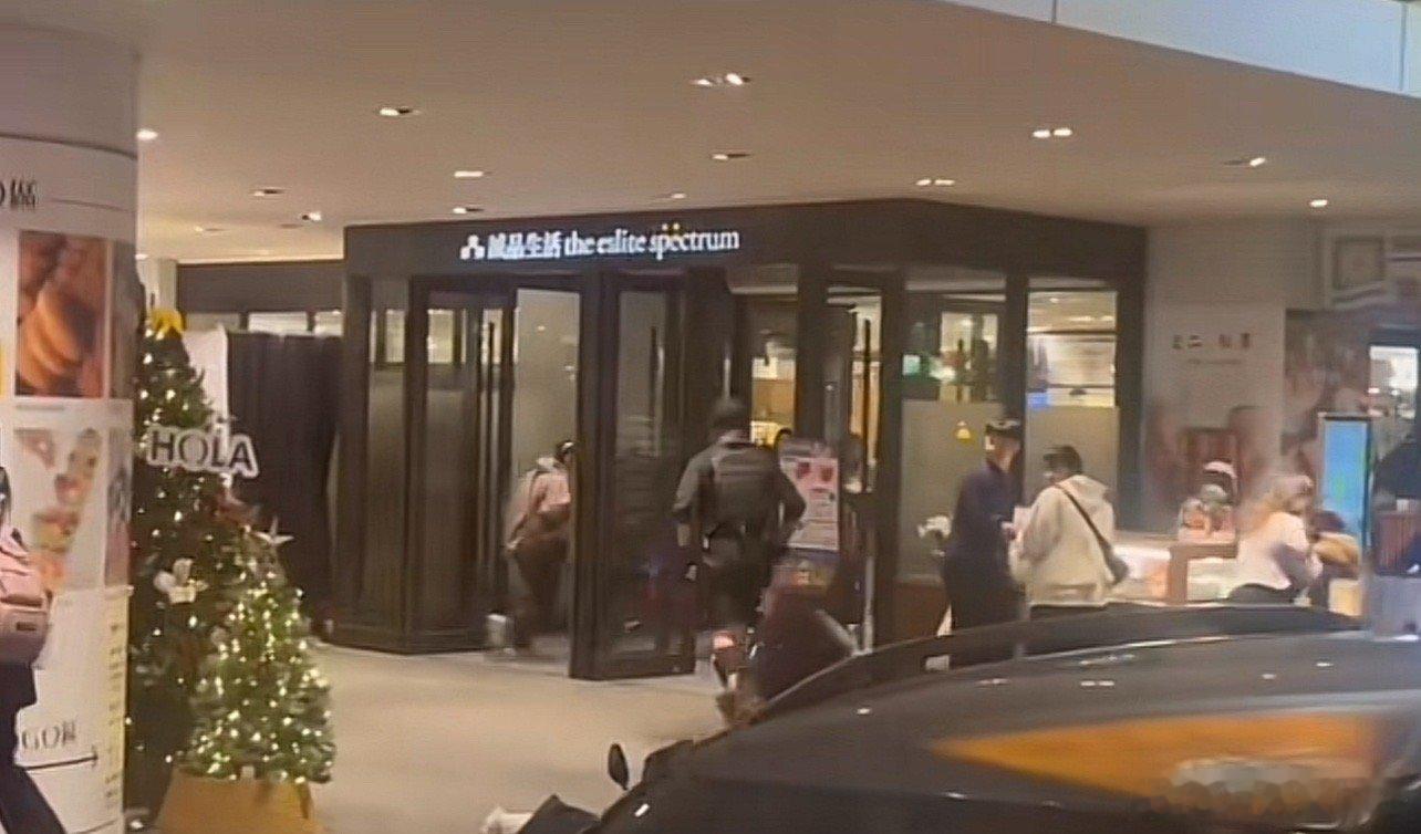 台北车站袭击案已致3死6伤这些人太淡定了，搁那看热闹，没想到过来砍 