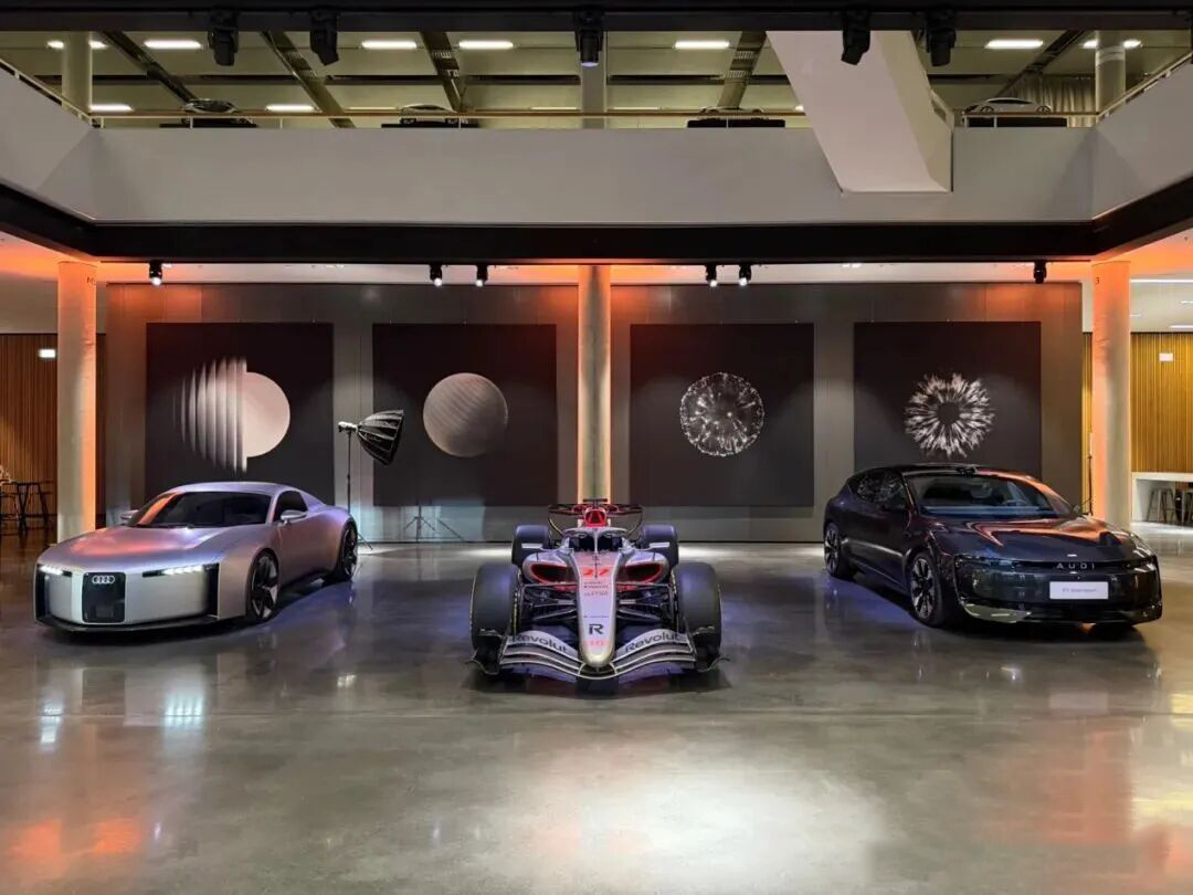奥迪德国总部放了什么车。第一张图上的三辆车分别是奥迪的Concept C概念车、