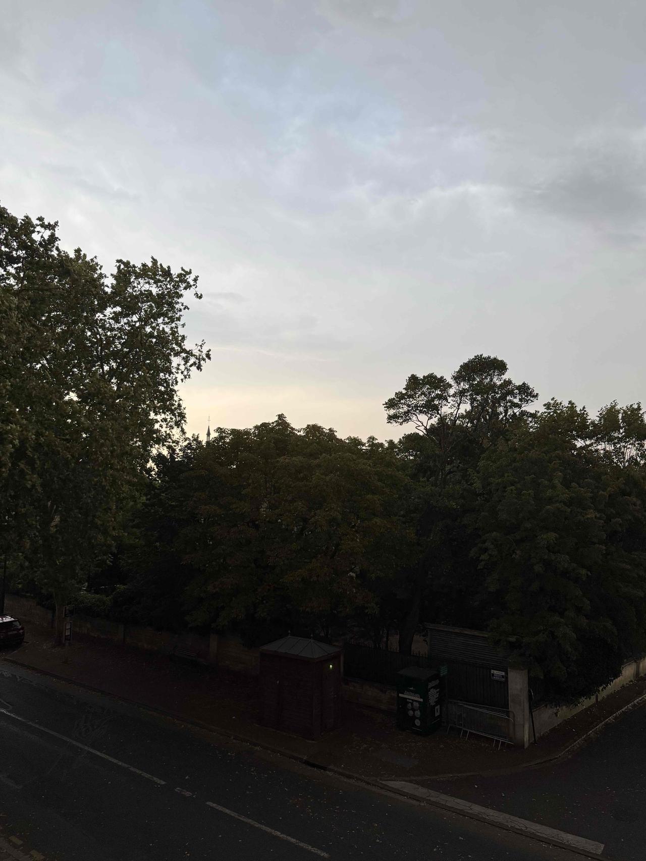 晚饭后窗外电闪雷鸣，大风拼命摇着树头，接着大雨倾盆而下，顿时“热穹顶”消失，大地
