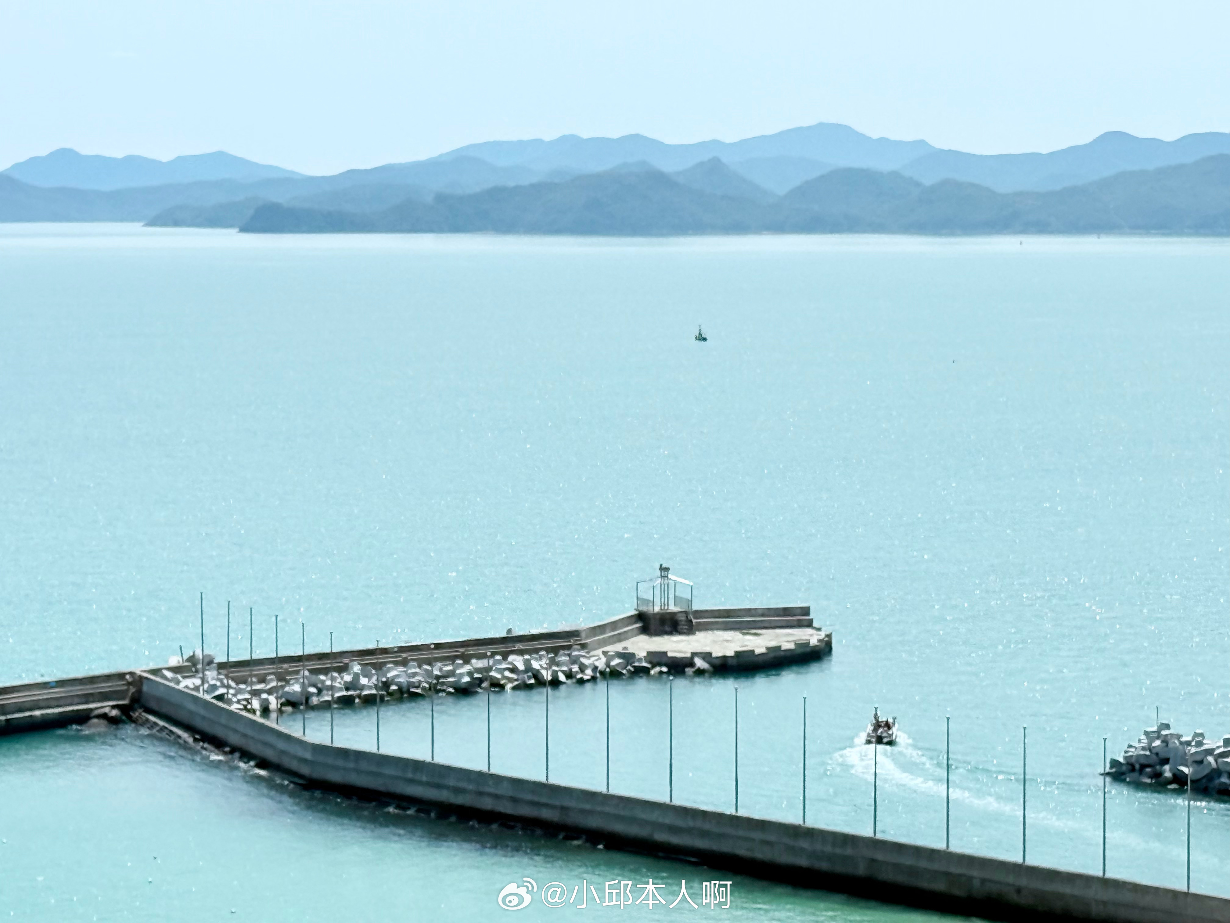 参加我迪的第二代刀片电池及闪充技术发布会，海边景色太美了！比亚迪 深圳·深圳大梅