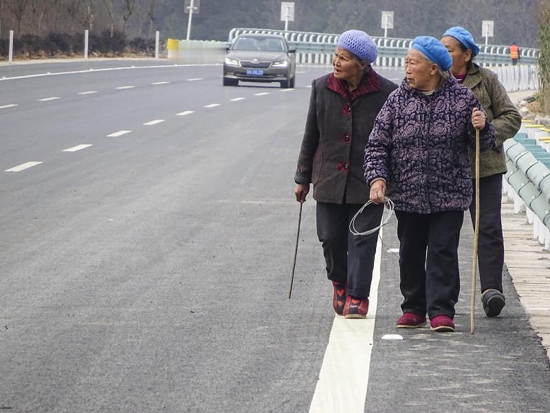 乡村公路安全隐患不容忽视
 
现在农村的水泥路四通八达，出行越来越方便，但随之而