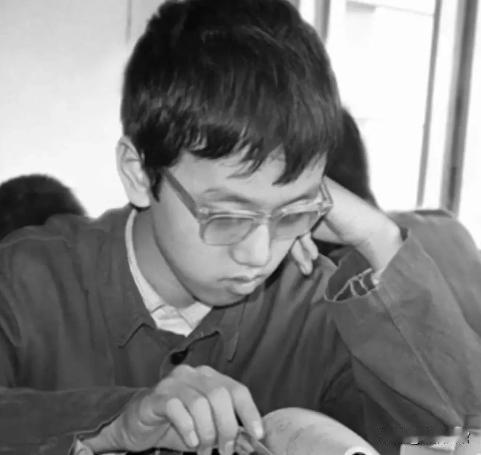 1978年，中国“第一神童”宁铂横空出世，13岁就考上了大学，年仅19岁就成为大