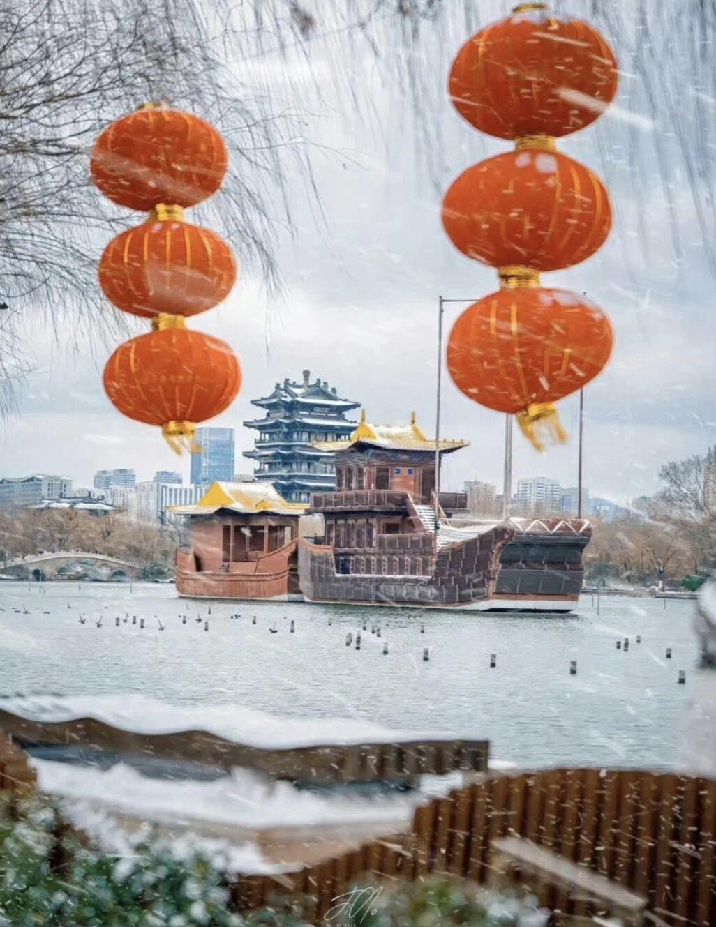 师父喊破嗓子：静中有动，动中有静。你听着像绕口令，转头就忘。

我第一次站桩，师