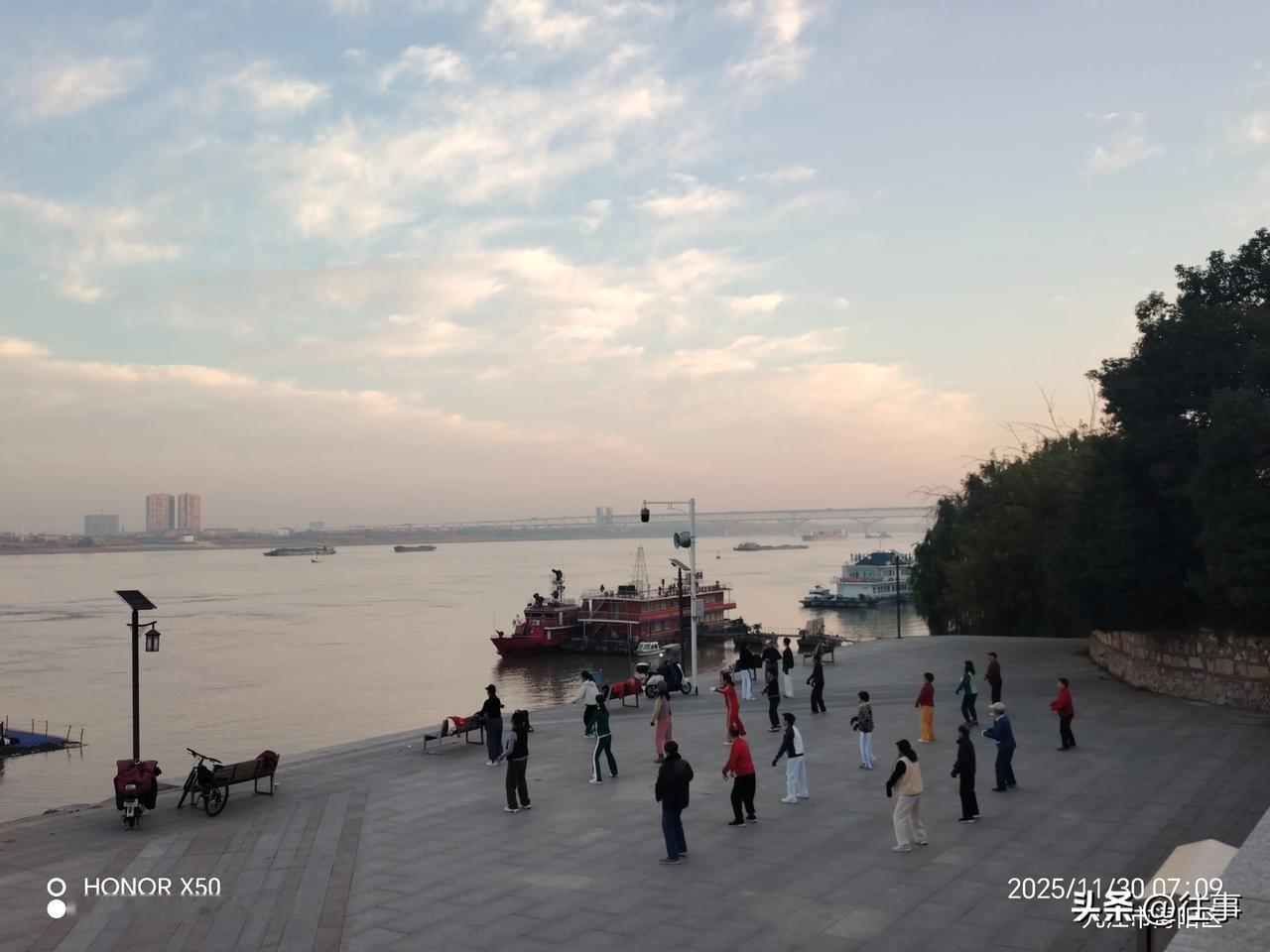 与鸿蒙共赴星光之约长江岸边晨练“与鸿蒙共赴星光之约”