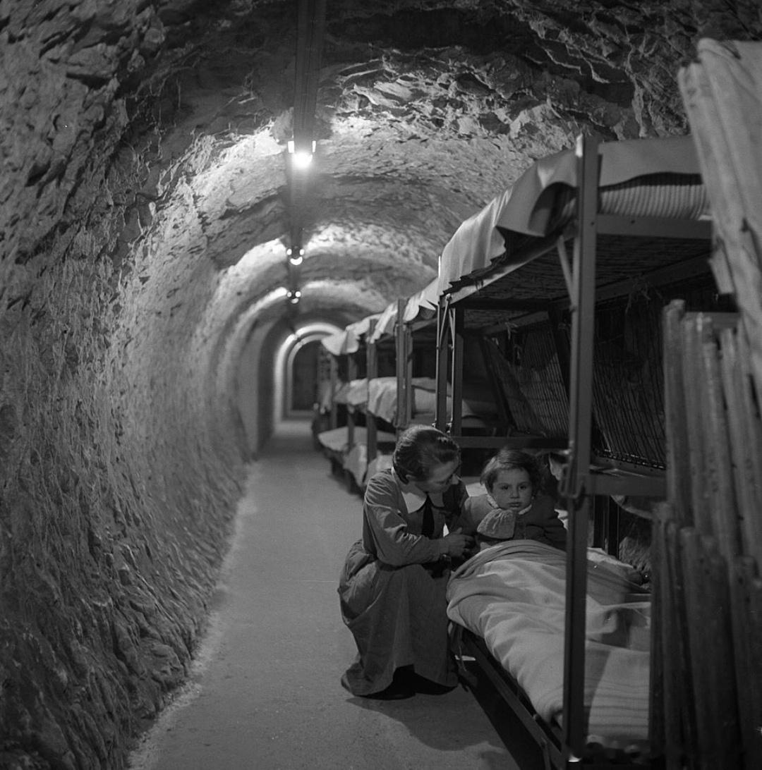 1945年1月，英国伦敦，在一个地下隧道里。 