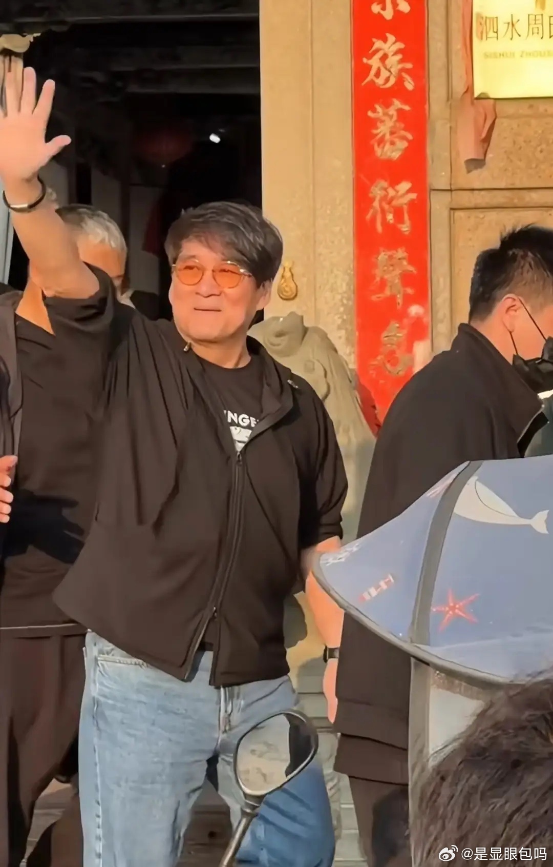 周华健回潮汕探亲祭祖，64岁老婆气质好，儿子周厚安谦逊又高又帅！ 