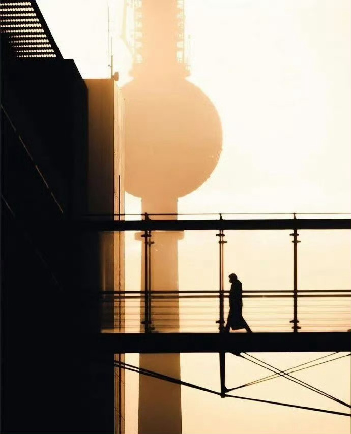 中国最大的敌人不是日本，也不是美国，而是戴着假面具，穿着洋西装，裹着糖衣炮弹的近