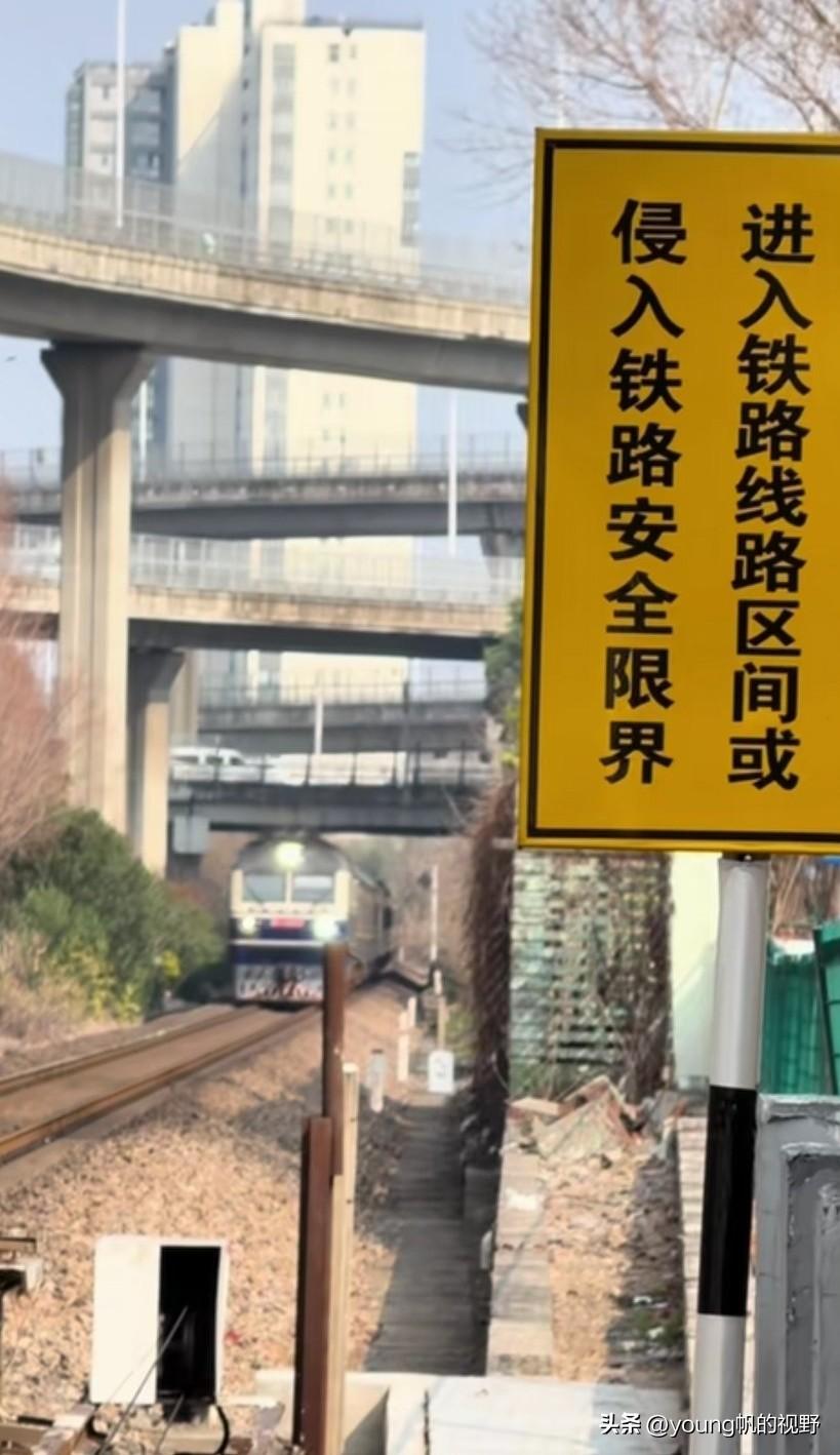 在南京市内，还有着这么一条等级比较低的单线非电气化铁路——宁芜铁路。这条铁路每天