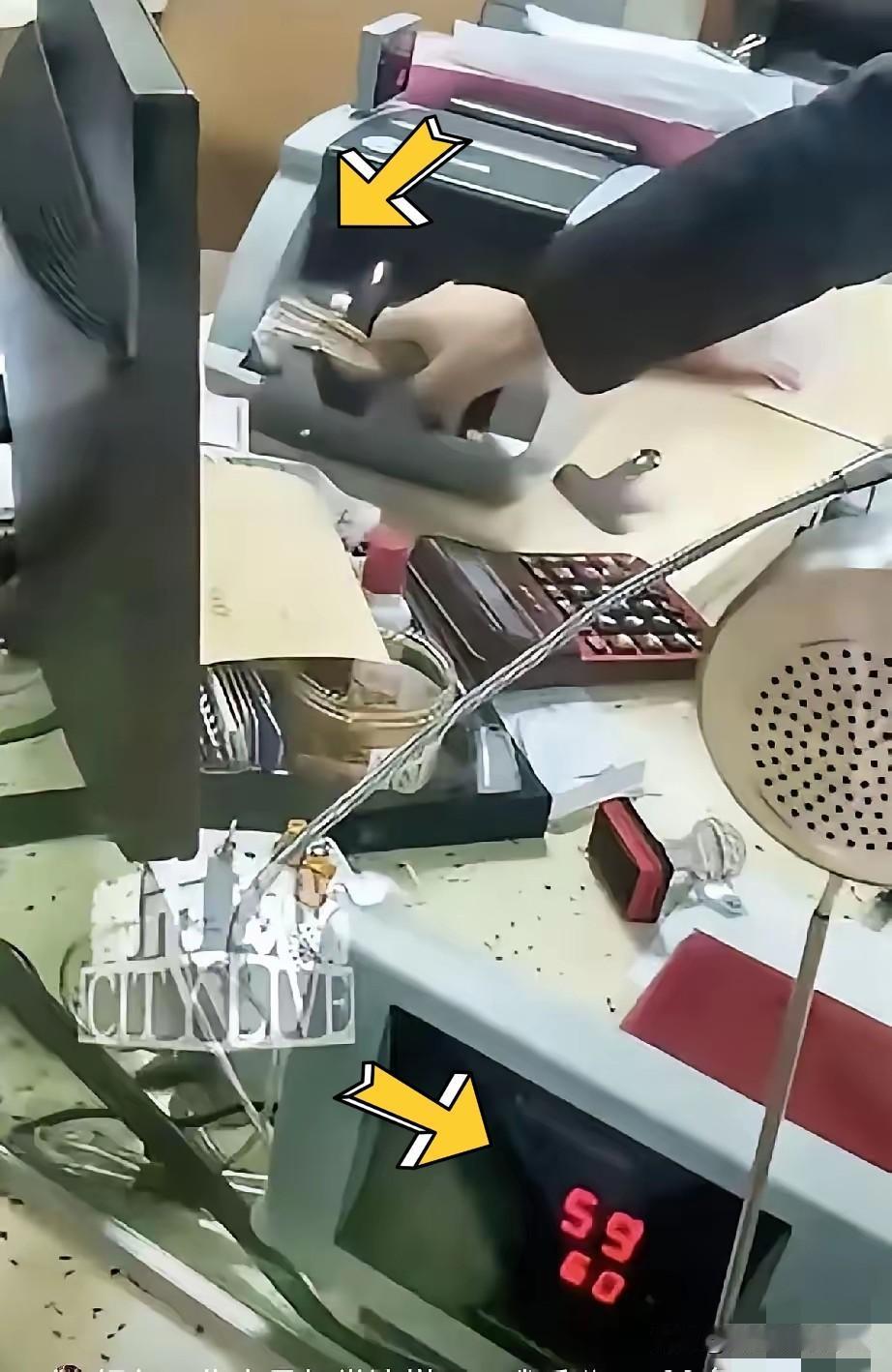 湖南娄底这事真让人背脊发凉。

平时去银行办业务看脸色就算了，现在还得防着被“开