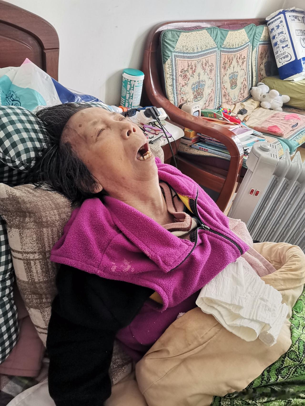 我妈早上到点了还在睡，我勉强叫醒，转身功夫她又睡着了，张着嘴，呼噜声很大。
前天