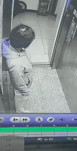 电梯里的一幕

大妈和大爷走进电梯，大妈用脚去按电梯电钮，她这么大年龄了，咋有这