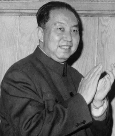 1981年，华国锋其实并没有辞去所有职务，他还保留了一个职务，直到2002年。