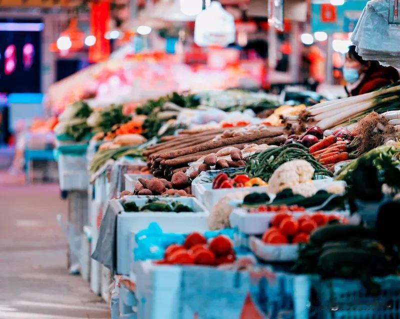生活的浪漫，藏在柴米油盐里。
周末去菜市场，人来人往烟火气十足。我穿梭在摊位间，