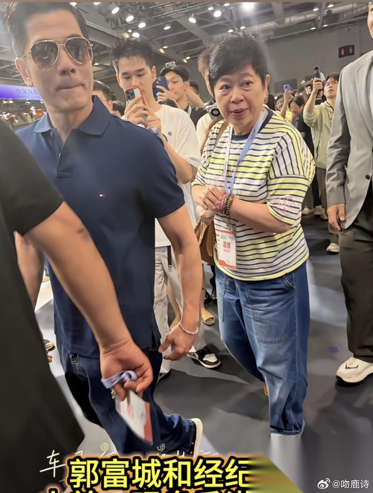 郭富城经纪人小美， 也就输在了年纪上吧。 可以说，没有小美，就没有四大天王之一的