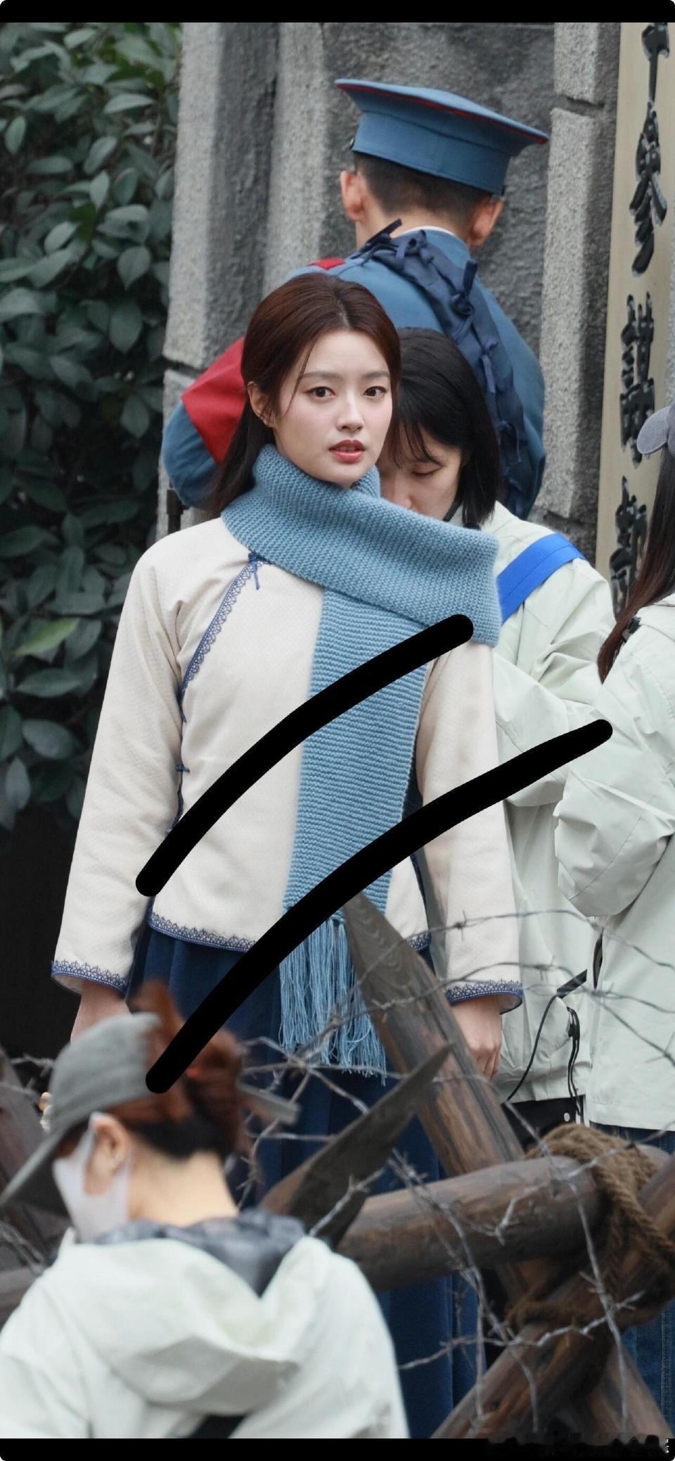 丞磊徐若晗新剧军官小白花丞磊这身军装帅得我心巴乱跳，徐若晗的小白花造型也太楚楚可