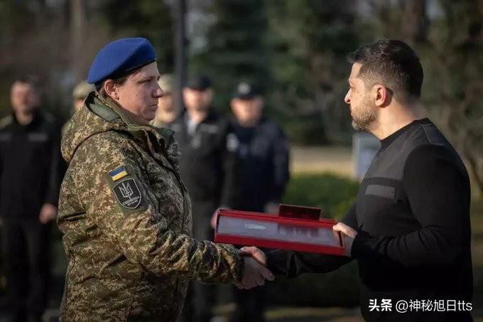 泽连斯基首次将乌克兰英雄称号授予一名女性——国家卫队士兵奥列克桑德拉·达维坚科（