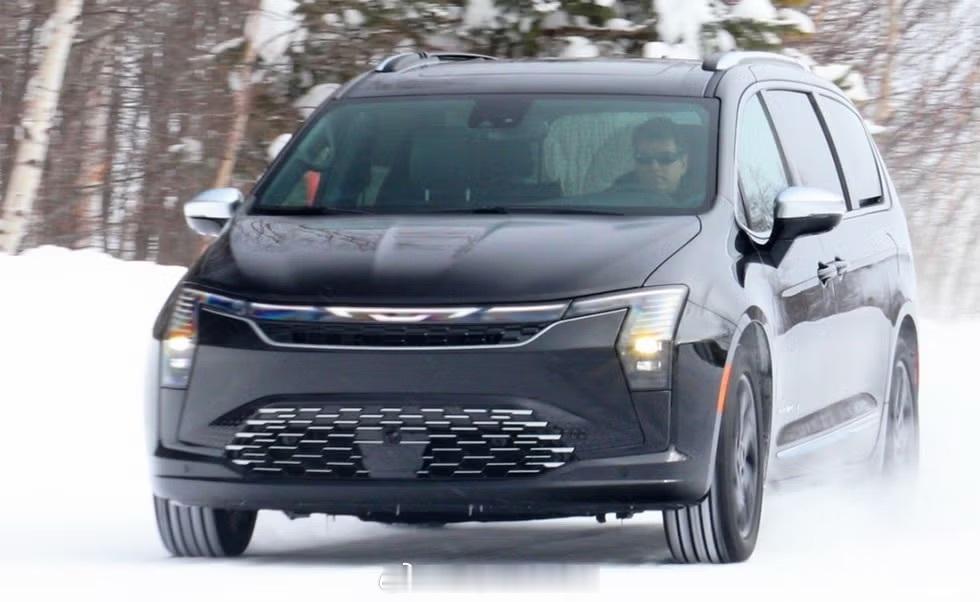 克莱斯勒家仅剩的独苗，貌似还要再坚持一阵。改脸之后看着像“厂商会跑路的新能源”了