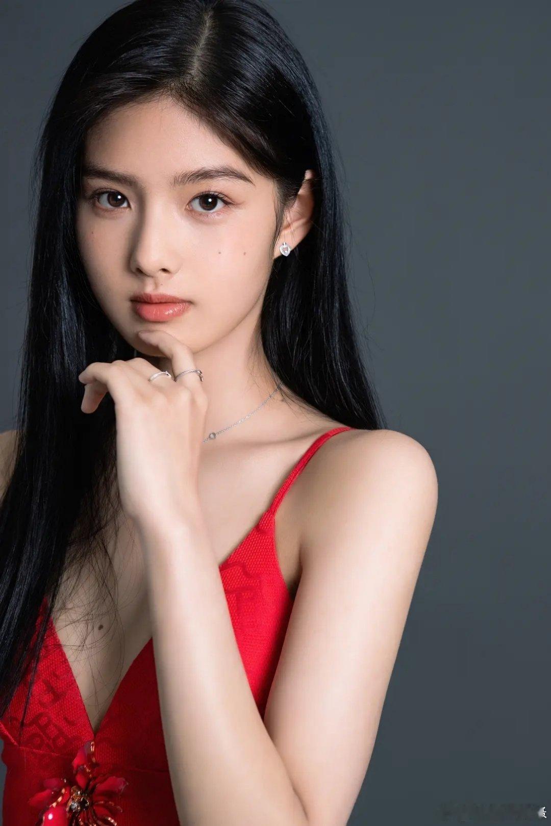 周星驰官宣星女郎雪野这个女孩居然不是艾米吗？我的天…好有星像 