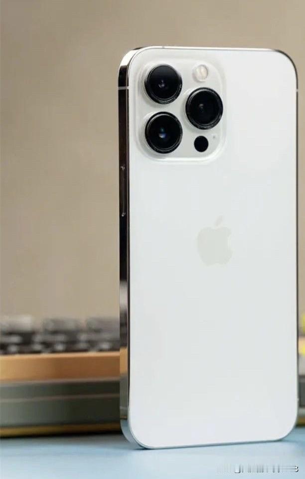 苹公司到目前为止出的最惊艳的一款手机，我觉得还得是银色的iPhone 14pro