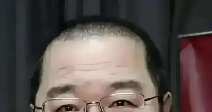 《茶馆》散场灯一亮，英达冲巴图甩了句“接了人艺的脉”，一句话把二十年冷脸砸碎。