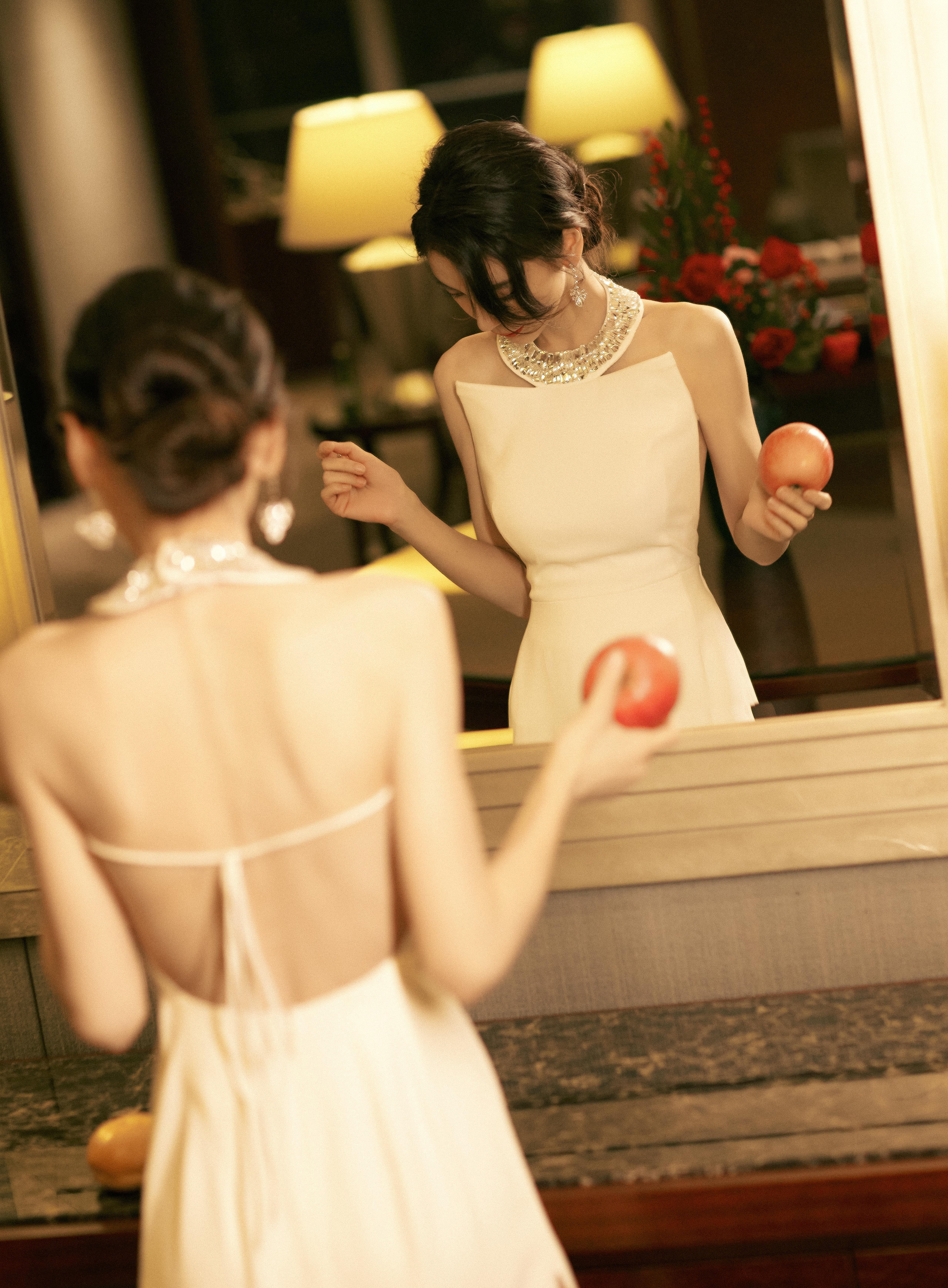 杨颖妈妈的玉背在镜子面前会很棒喔 ​​​