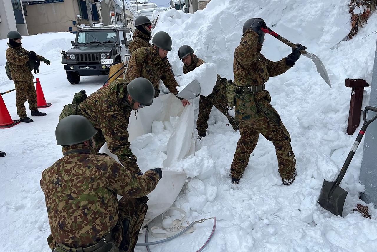 日本因创纪录的降雪造成数十人死亡
日本北部地区因创纪录的降雪而死亡，官员们警告称
