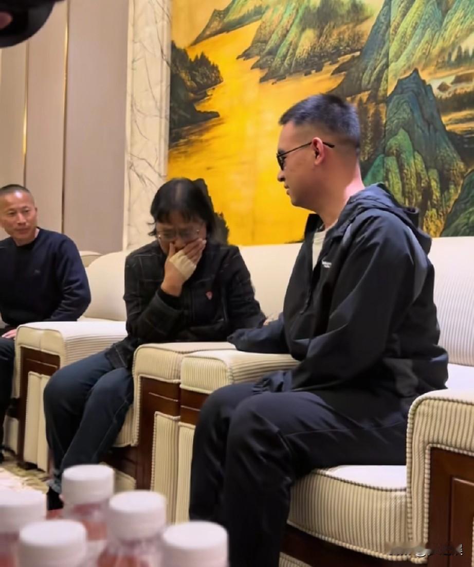 张老师看着排雷英雄心疼啊，一辈子都看不到世界了，其实我想说的是你和张老师都是英雄