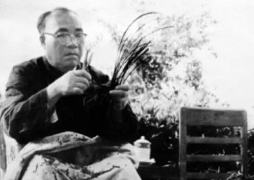 1974年，彭德怀去世时，临终想见朱德，他一次一次地向看守请求，但因形势未能实现