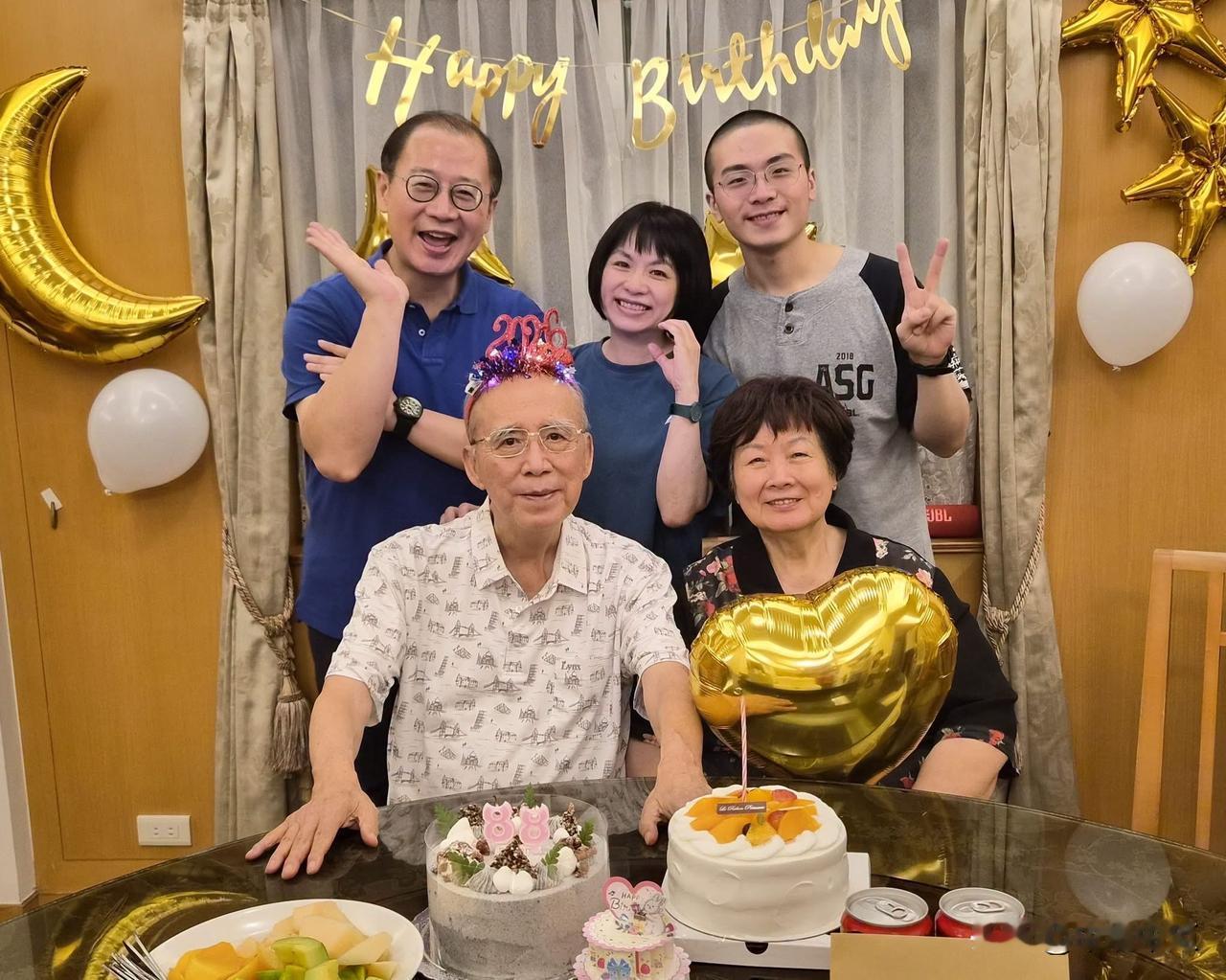 国民党前主席吴伯雄于端午节迎来88岁寿辰。其长子、前桃园县长吴志扬在脸书分享全家