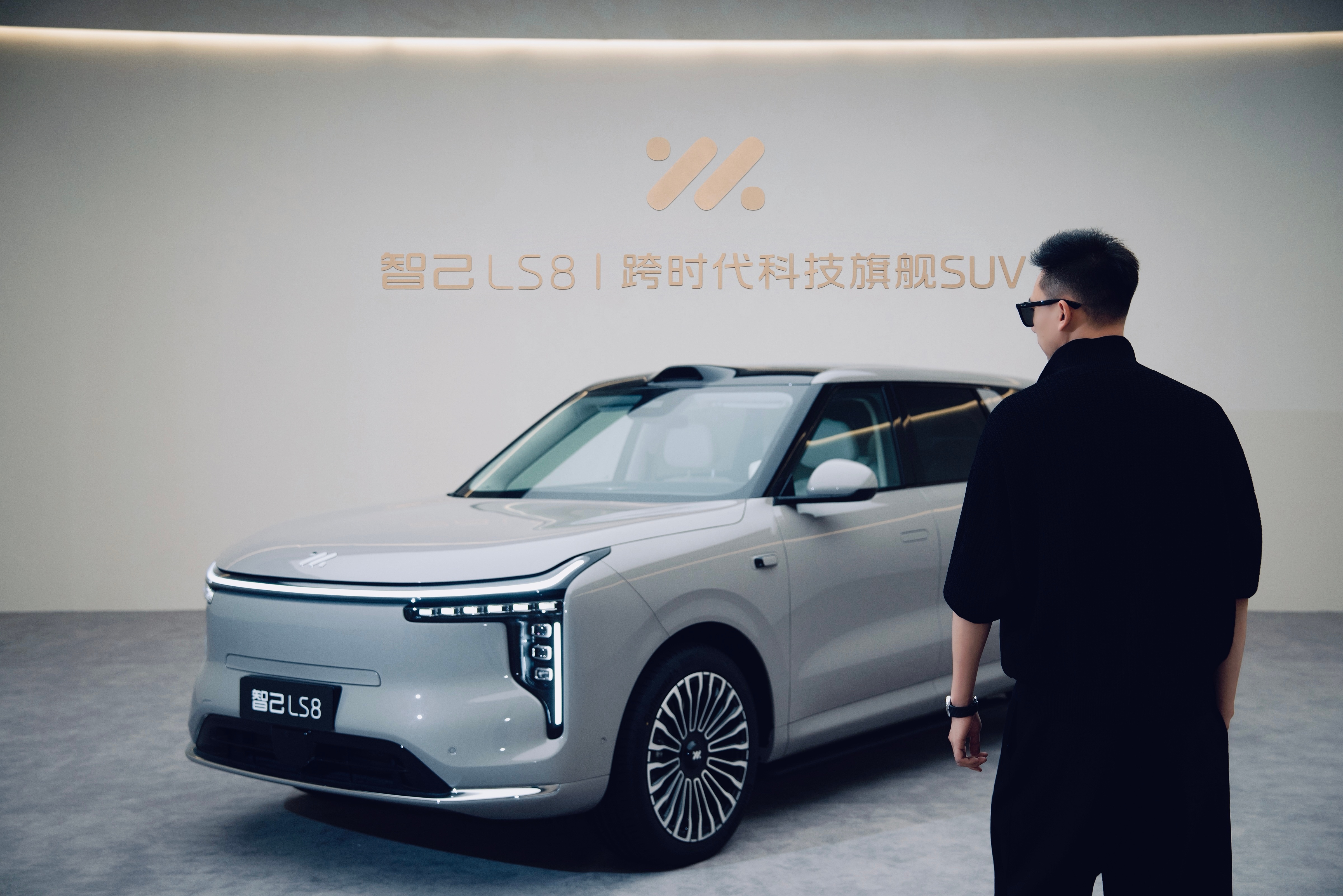 智己LS8预售发布定档3月26日 提前和这台智己LS8合了个影，怎么样？气场是不