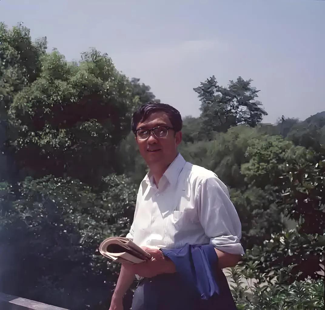 演员，张光北说，谢晋导演爱喝酒，但他喝酒好像没有醉过。谢晋导演喝酒海量，在剧组里
