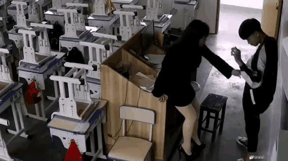 以前一上英语课就有男同学流鼻血，我也流过