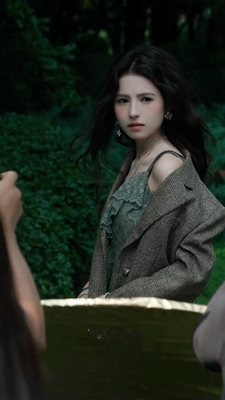 鹤男鹤男鹤男森系氛围感 藏在树林里的镜头瞬间🍃鹤男这身造型太有味道，期待正片！