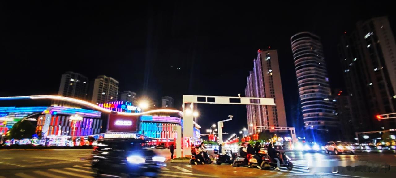 晒图笔记大赛这是夜晚小城最繁华的地段。遇着过节的时候，霓虹璀璨光怪陆离，平时就车