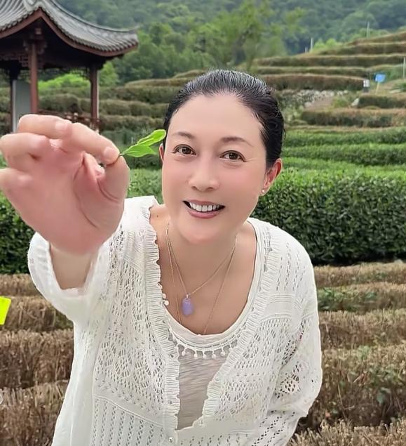 吴绮莉说女儿现在没有怀孕，就很好了，她们母女关系现在很好，吴绮莉也时不时给女儿发