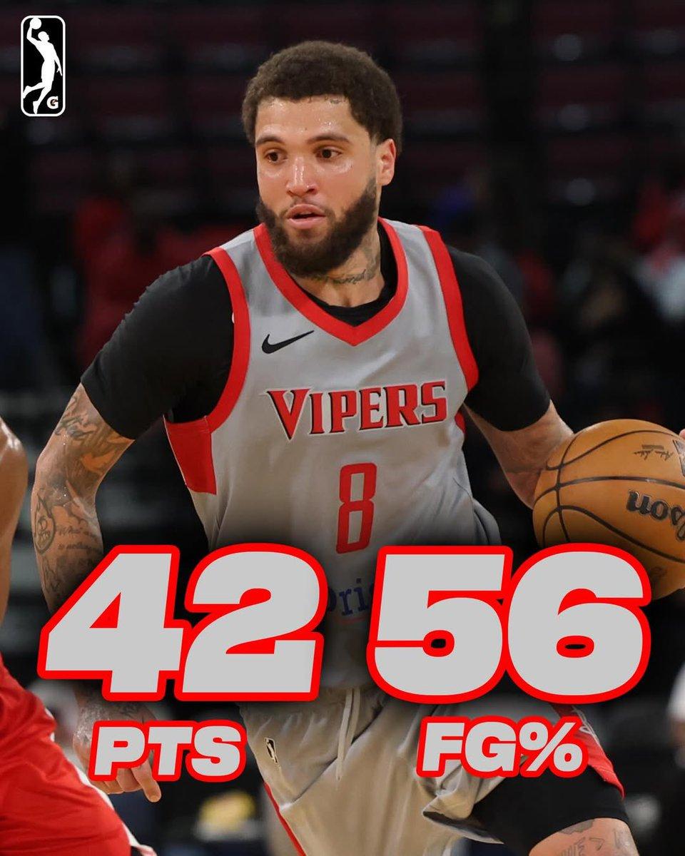 火箭二队里奥格兰德峡谷毒蛇的侧翼球员泰迪-阿伦面对雷霆二队俄克拉荷马城蓝色疯狂砍