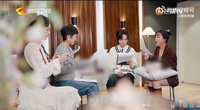 周笔畅录广播剧被逼疯湖南卫视背后周笔畅在背后解锁广播剧新技能，挑战高难度角色被逼