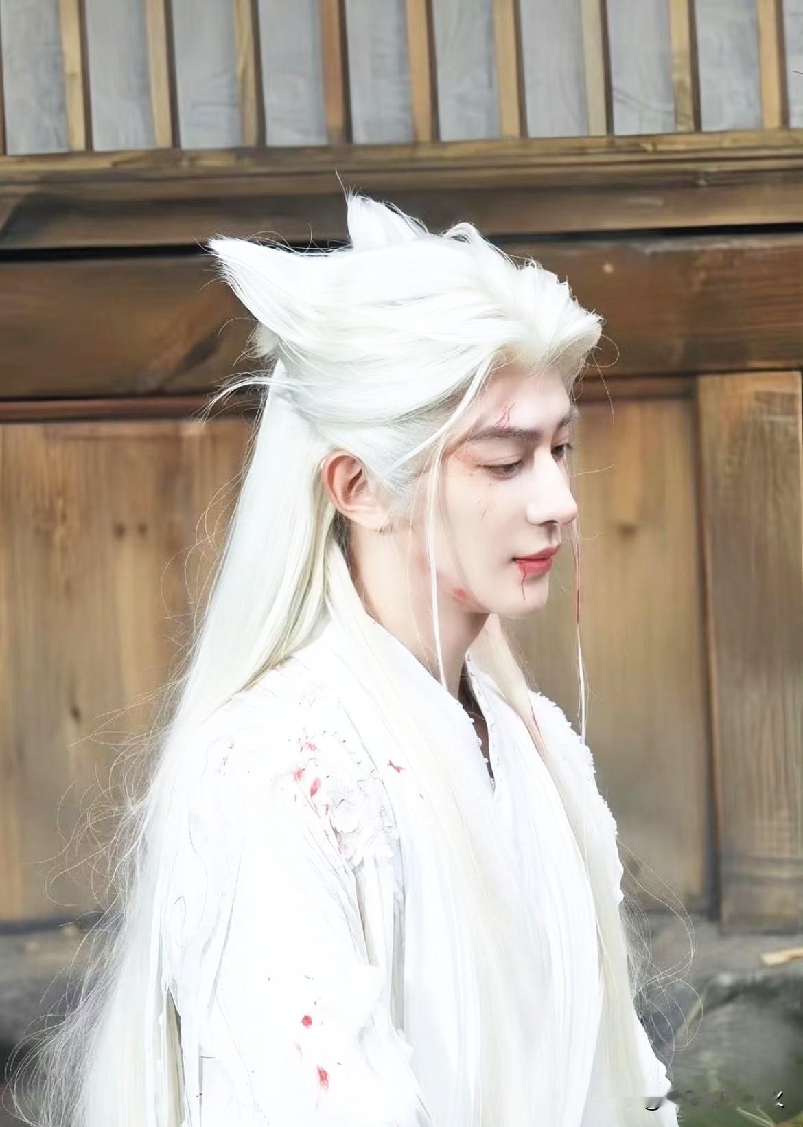 夏之光在《月鳞绮纪》里有点瘦过头了
看了前四集属于第一单元，围绕狐妖小唯与恩人王