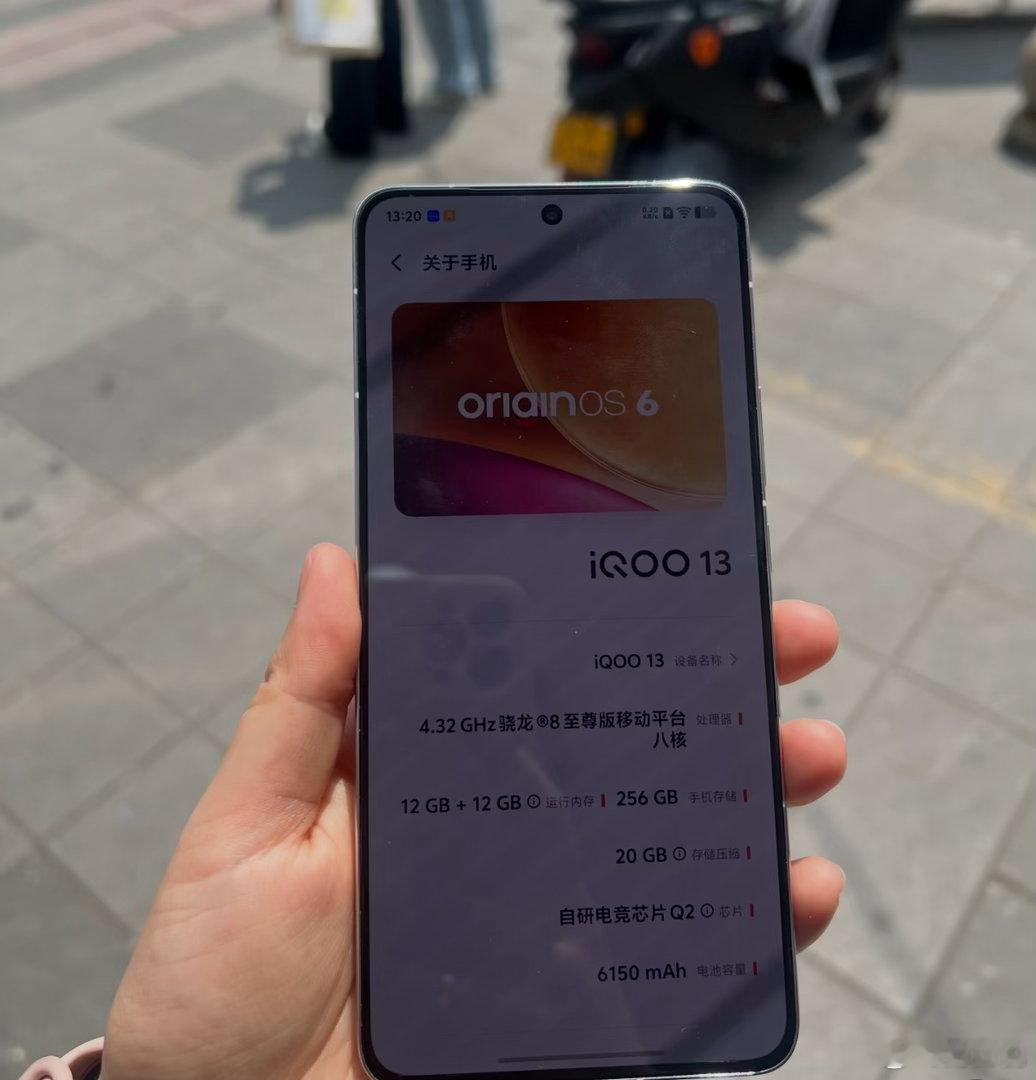 iQOO 13 纯白款真的长在审美上了✨这颜值谁看了不迷糊！纯白磨砂机身+宝马M