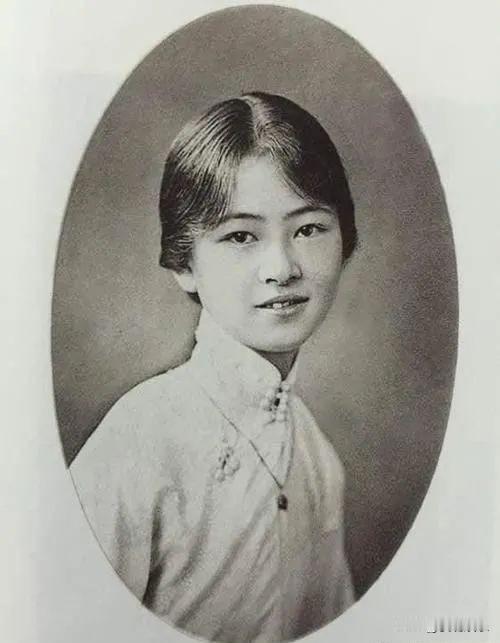 林徽因教授的两张照片，放在一起对比好震撼。从20多岁开始和肺病和环境的限制斗争，