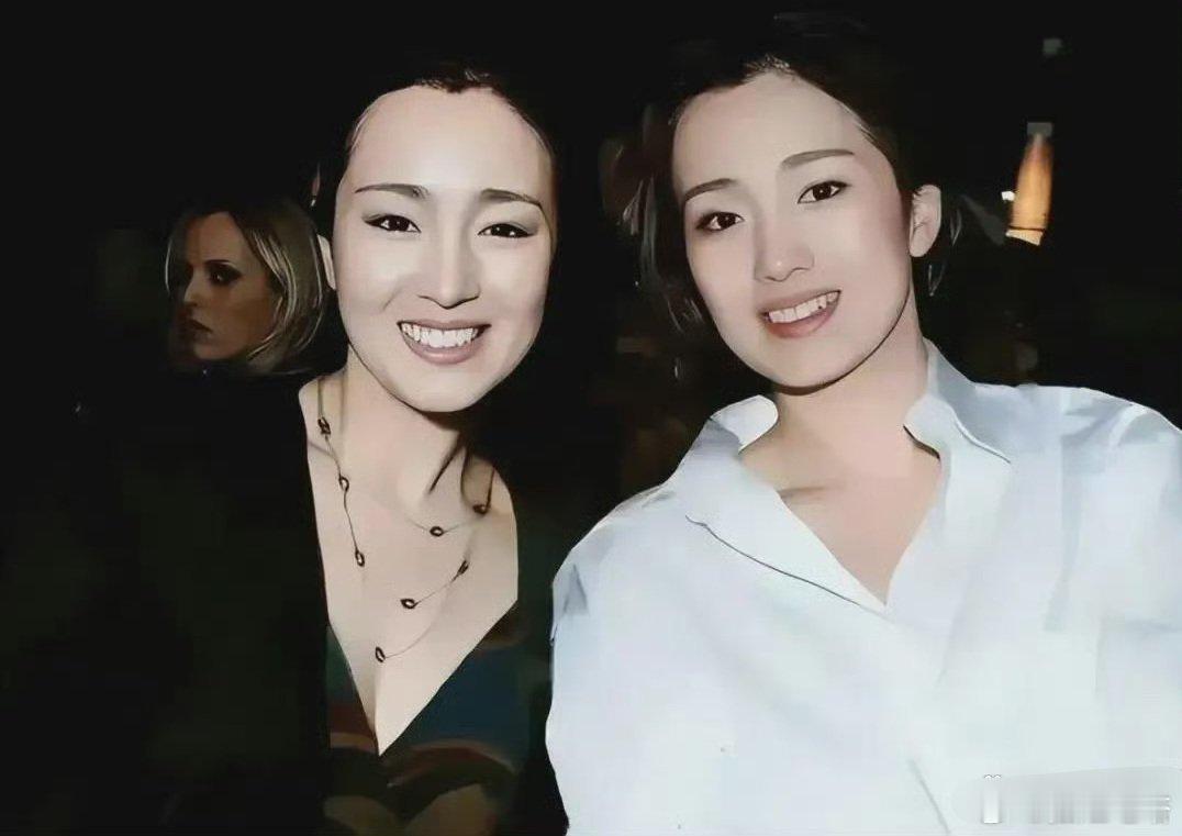 巩俐和替身合照曝光了，俩人几乎一模一样 