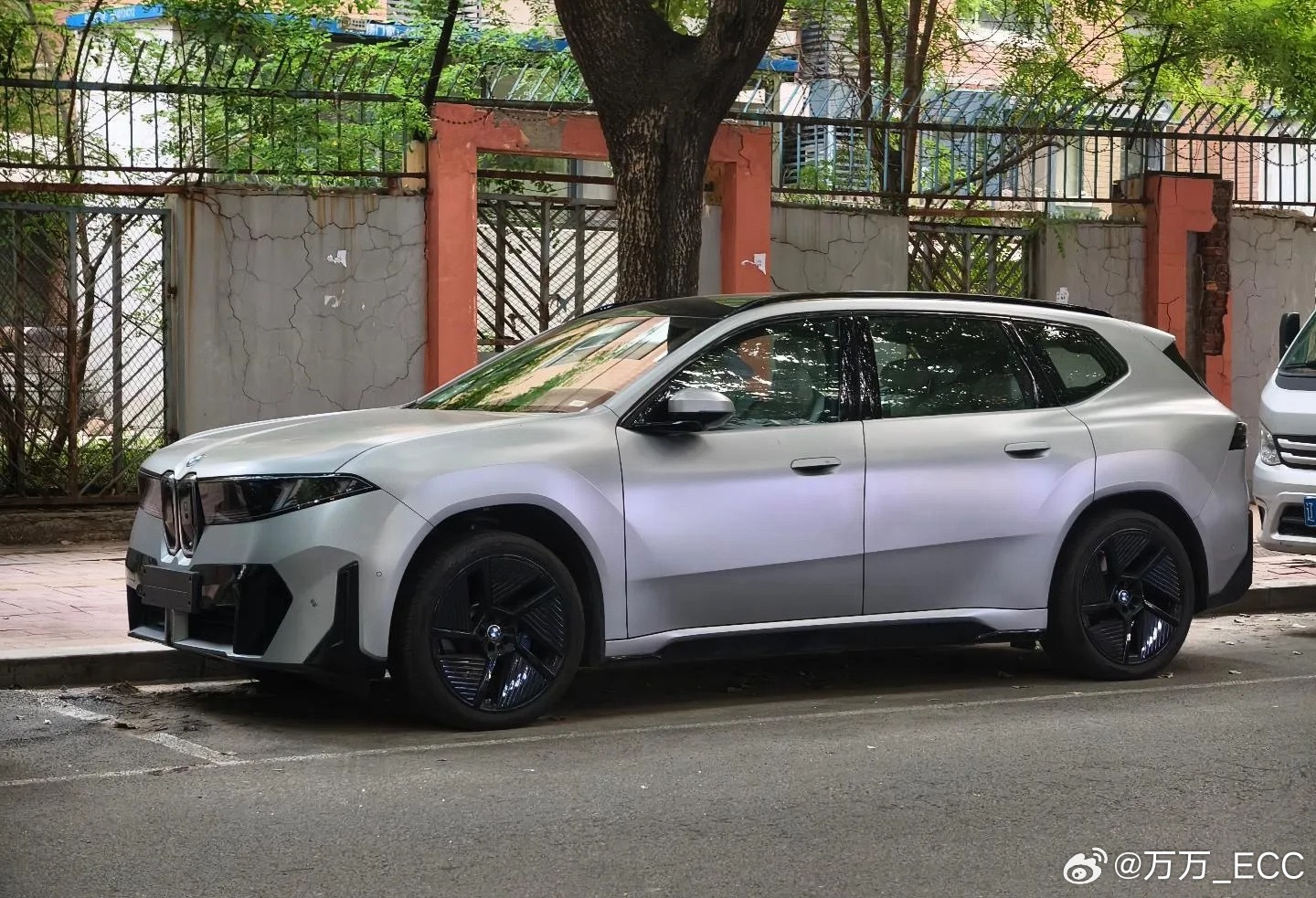 新一代宝马 iX3 国内版长轴距的路试车已经卸下伪装。轴距加长之后，线条真的舒服