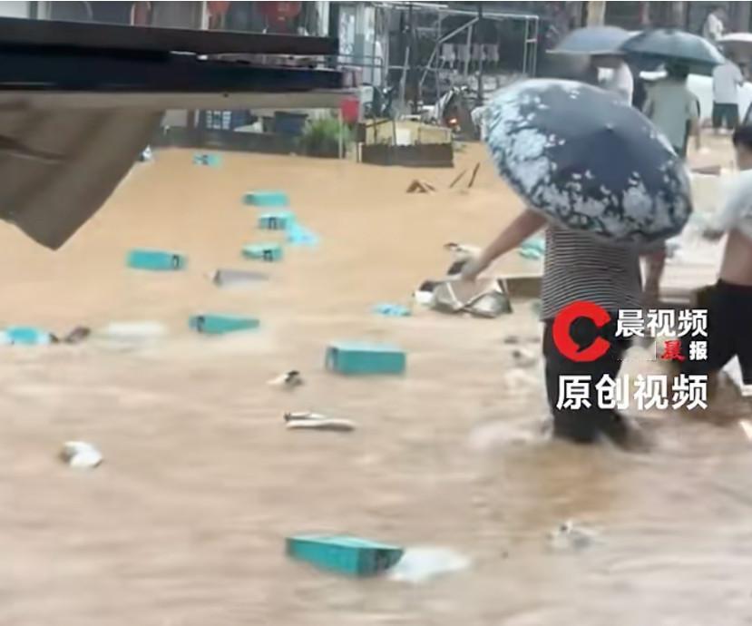 近日，受台风“沙德尔”影响，浙江温州瑞安出现严重内涝，多家鞋厂库存鞋被洪水冲上街