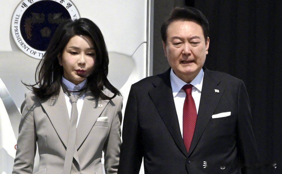 韩国前总统尹锡悦夫人金建希这边又有大瓜！她的辩护人团5日官宣：金建希承认两次从“