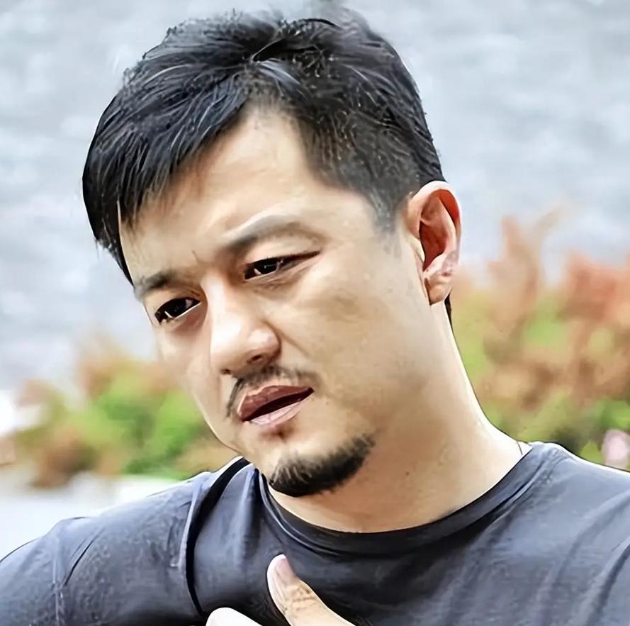 李亚鹏直播里突然提到十年前最难的时候给黄晓明发了条短信，不到一分钟就收到回复：发