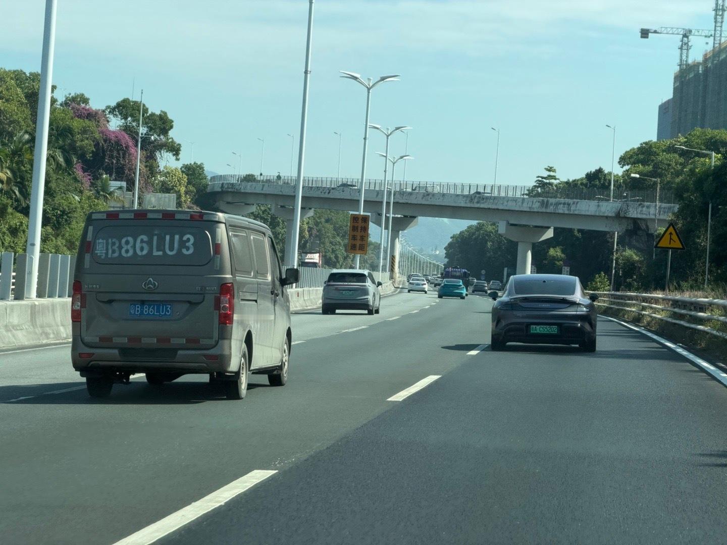 科目一：高速最左侧快速道现实中：高速右侧才是快速道真的！高速跑80码还要跑坐车道