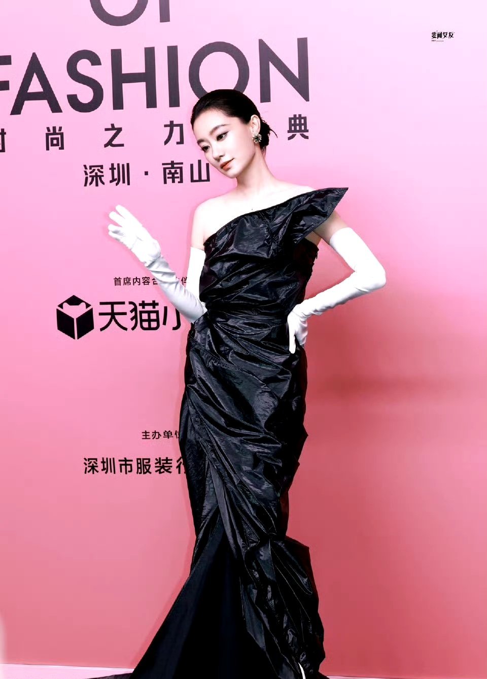 #张小斐女王烟熏妆#啊啊啊，霸气御姐张小斐，这也太帅了！一整个爱住了[抱一抱]这