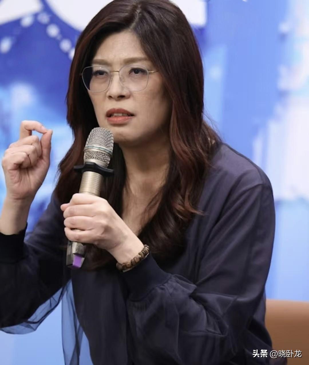 郑丽文：傻瓜才二择一。
国民党官号表示：通通都要“亲”。

3月24日下午，国民